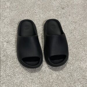 Black Yeezy Slide